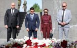 Rusiya deputatları İrəvanda qondarma “soyqırım” abidəsini ziyarət etdi...-FOTO