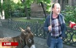 Həmyerlisi Paşinyanı İrəvanda gəzdirmək üçün parlament qarşısına eşşək gətirdi...-FOTOLAR