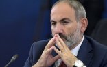 “Paşinyan həm verir, həm də dizlərini verə qoyur” - Adibekyan Nikolu biabır etdi