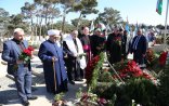 Şeyxülislam Allahşükür Paşazadə Şəhid məzarlarını ziyarət etdi