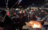 Etirazlar davam edir - Qaranlıqda, tonqal ətrafında... - FOTOLAR