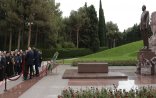 Dini Liderlərin Qlobal Sammitinin iştirakçıları  Ümummilli Lider Heydər Əliyevin məzarını ziyarət ediblər