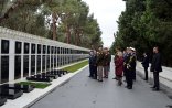 Amerikalı general Şəhidlər xiyabanında - Fotolar