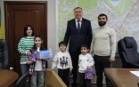 Azərbaycanlı ailəyə hədiyyələr verməsi qalmaqala səbəb oldu - Foto