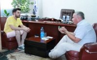 Hafiz Hacıyevin şortikli jurnalistlə müsahibəsi – FOTO