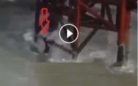 Neftçinin cansız bədəni su üzünə belə çıxdı - Video