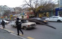 Bakıda qayda pozan sürücü özünü və polis əməkdaşını YANDIRDI