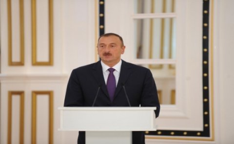İlham Əliyev Bakı İdman Sarayında görülən işlərlə tanış olub