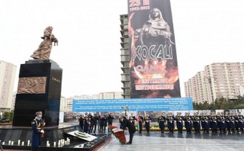 Prezident Xocalı abidəsi önündə-Fotolar
