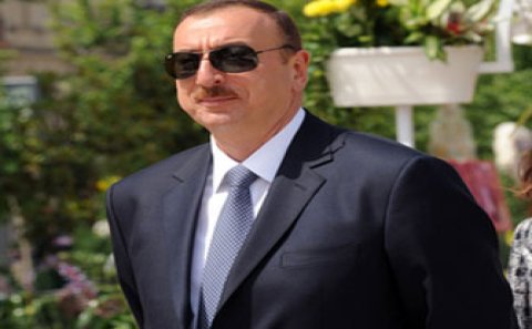 İlham Əliyev naməlum əsgərin məzarını ziyarət etdi