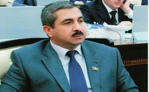 Deputat icra başçısını “vurdu”: “10 gündür heç kəsi qəbul eləmir, başı konsertə qarışıb”