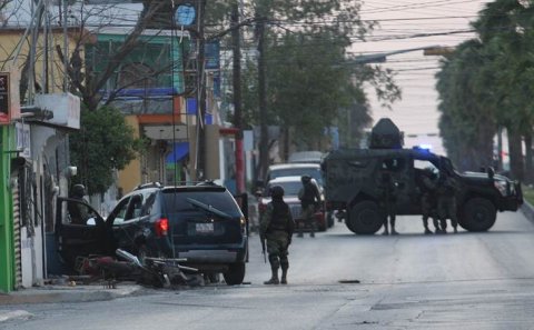 Polislə mafiya arasında silahlı toqquşma - Meksikada