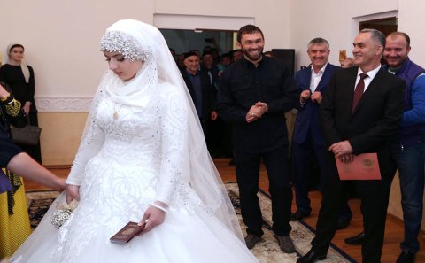 17 yaşlı Luiza özündən 40 yaş böyük polis rəisinə ərə getdi