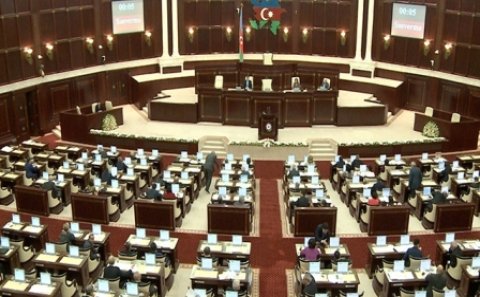 Hakim partiya qadın deputatlarının sayını artırmaq istəyir