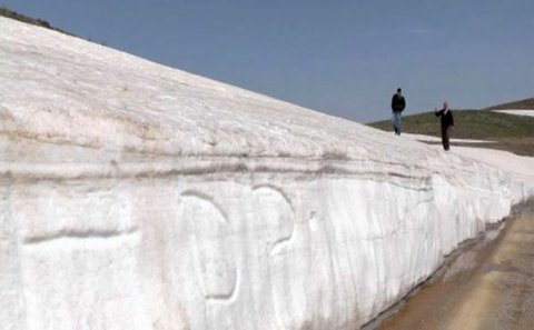 Bu dağın ətəklərində hələ də qar var