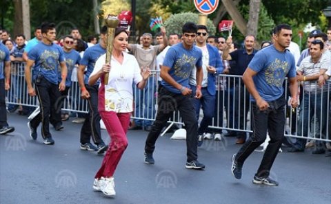 İlham Əliyevin ailəsi məşəllə- Fotolar