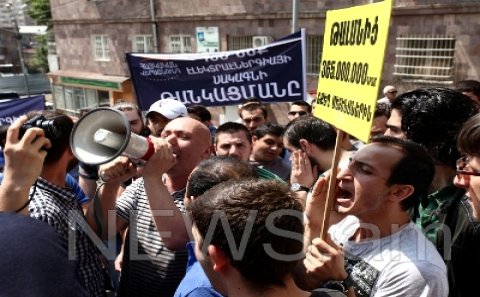 Yerevanda hökumət binası yumurta “atəşinə” tutuldu