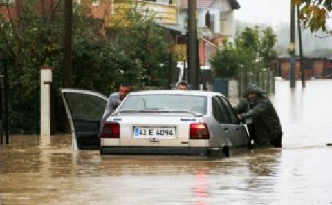 Güclü yağış yolların bağlanmasına səbəb oldu