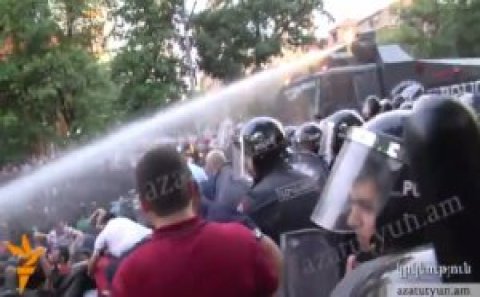 İrəvanda polis aksiyaçılara hücuma keçdi, dramatik kadrlar