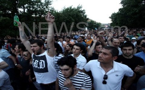 Nümayişçilər rusiyalı jurnalistləri qovdular