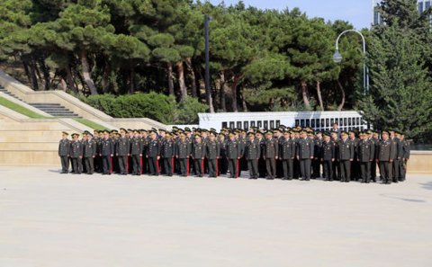 Müdafiə Nazirliyinin rəhbərliyi Fəxri xiyabanı və Şəhidlər xiyabanını ziyarət edib