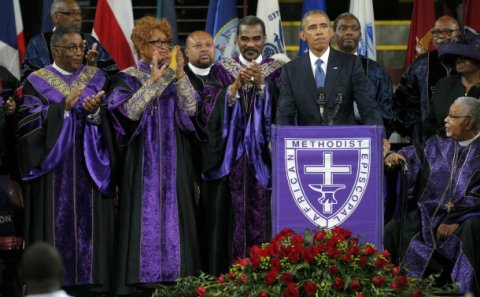 Obama kilsə xoru ilə birlikdə oxudu