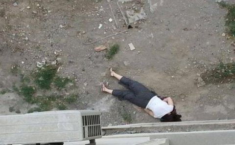 10-cu sinif şagirdi özünü binadan atdı