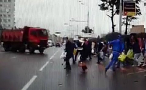 Dəhşət dəqiqələri: ölümdən son anda qurtuldular — VİDEO