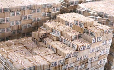 Deputatın evindən 100 kiloqram dollar çıxdı