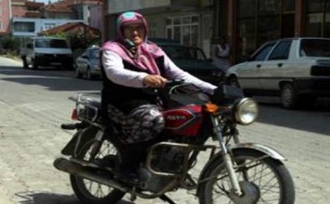 98 yaşlı nənə motosikleti 