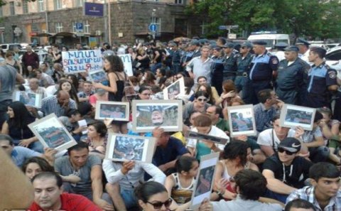 İrəvanda etirazçılar mərkəzi küçəni bağlayıb