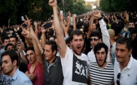 Etirazçılar Sərkisyana ultimatum verdi