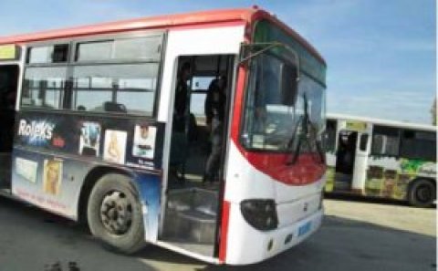 Avtobus oğlanın ayağının üstündən keçdi
