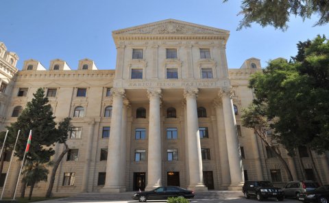 XİN jurnalistləri təbrik etdi