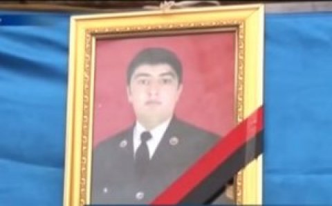 Müdafiə naziri şəhid hərbçini medalla təltif etdi