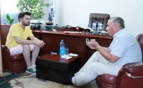 Hafiz Hacıyevin şortikli jurnalistlə müsahibəsi – FOTO