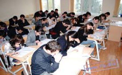 Jurnalistika fakültəsinə qəbul olmaq istəyənlər üçün qabiliyyət imtahanı keçirir