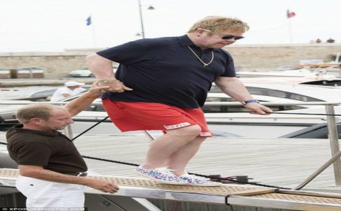 Elton John həyat yoldaşı və uşaqları ilə