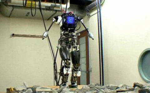 İkiayaqlı robotun hərəkətləri sizi heyrətə salacaq — VİDEO