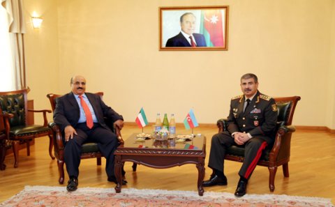 Müdafiə naziri Küveyt səfiri ilə görüşüb