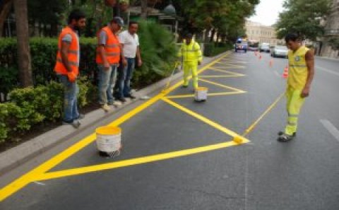 Avtobus dayanacaqlarında xüsusi xətlər çəkilir