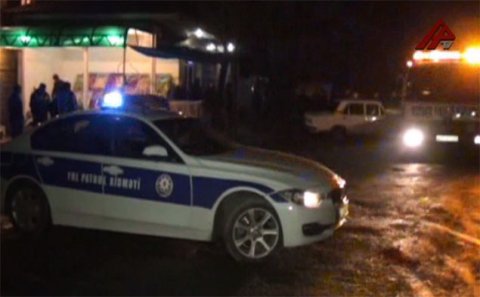 Polis əməkdaşı idarə etdiyi maşınla yol polisini vurub