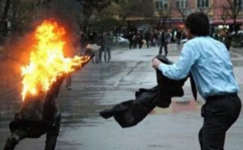 Bakının mərkəzində özünü yandıran şəxs öldü
