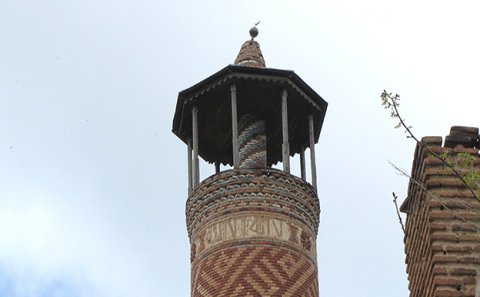 Şuşa məscidinə ermənicə yazılmış lövhə vuruldu