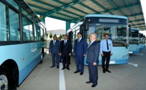Vasif Talıbov sürücülərə yeni avtobusların açarlarını təqdim etdi