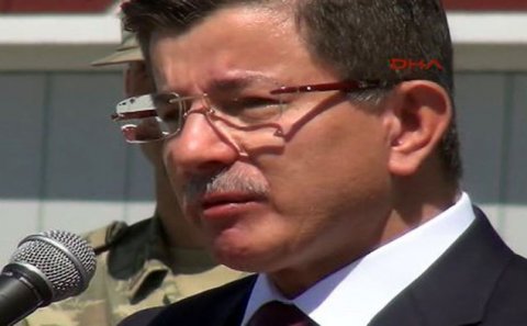 Əhməd Davudoğlu şəhidlər üçün keçirilən mərasimdə ağlayıb