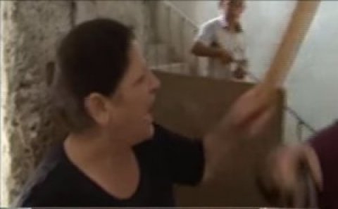 Xırdalanda məcburi köçkünlər yerli sakinin evini zəbt edib...
