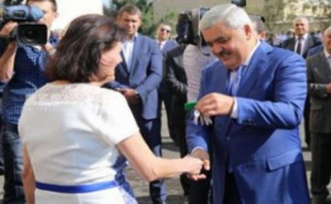 Rövnəq Abdullayev neftçilərə ev payladı