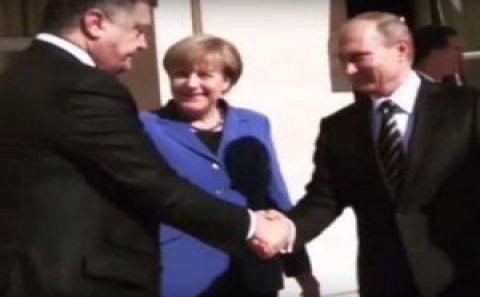 Merkel Poroşenko və Putini əl sıxmağa məcbur elədi