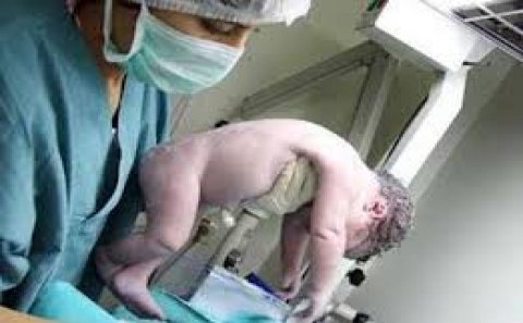 Doğuş zamanı ölən ananın yaxınları: 